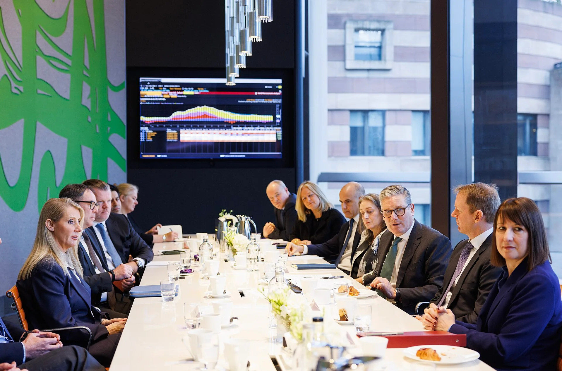 28/01/2025. London, United Kingdom. Prime Minister Keir Starmer and Chancellor of the Exchequer Rachel Reeves attend a Growth Business Breakfast at Bloomberg's London headquarters . Picture by Simon Dawson / No 10 Downing Street