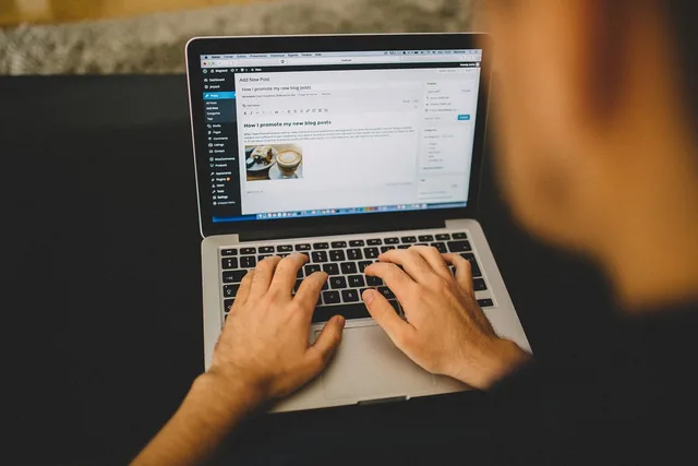 blogging, typing, wordpress, macbook, laptop, computer, technology, business, marketing, working, wordpress, wordpress, wordpress, wordpress, wordpress. UK content syndication models and steps for B2B teams